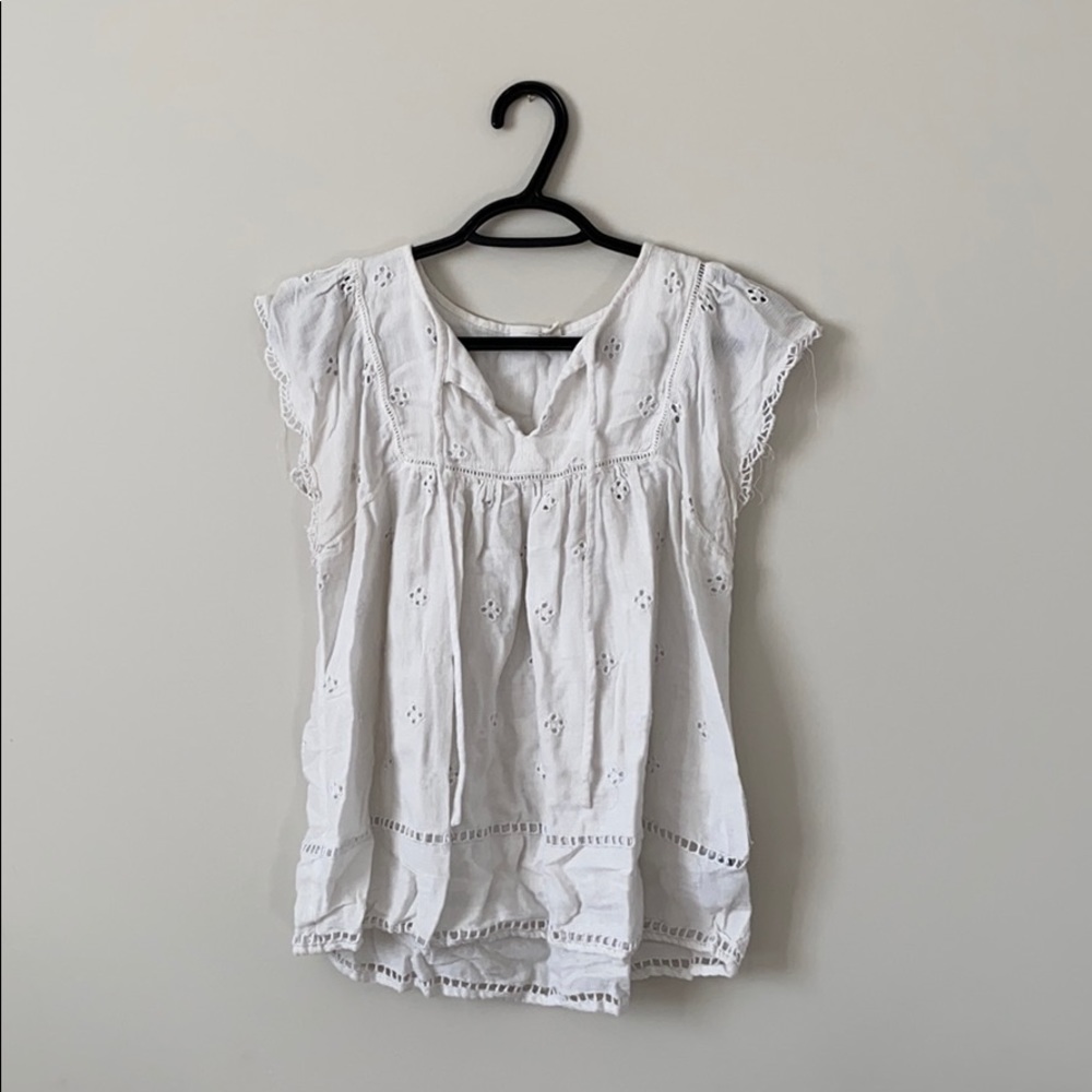GAP eyelet top
